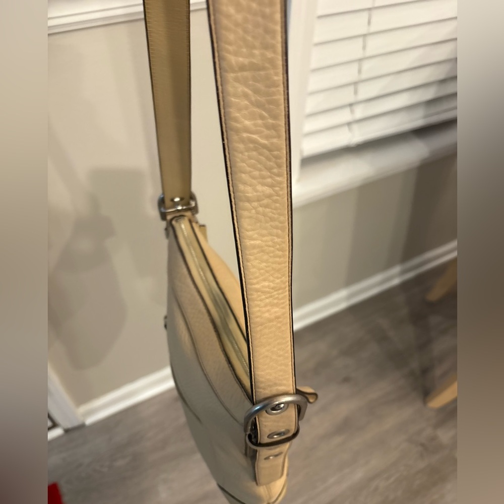 Vintage Coach Madison light tan pebbled leather shoulder/crossbody bag - Picture 9 of 16